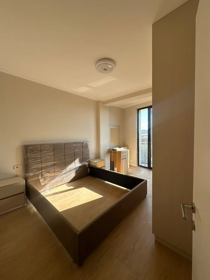 Tirane, jepet me qera apartament 2+1 Kati 5, 95 m² 1.000 € (Mine Peza)