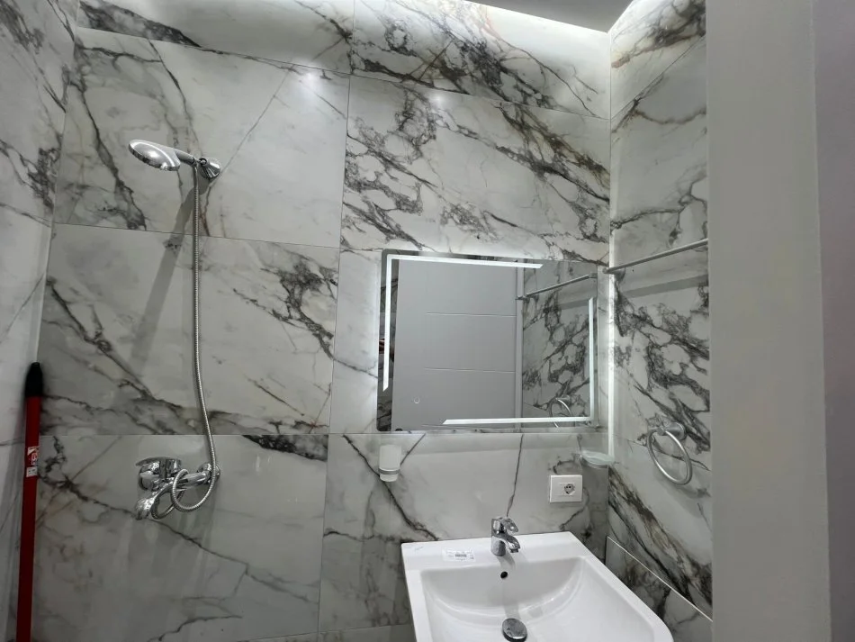 Tirane, jepet me qera apartament 1+1+Ballkon Kati 2, 65 m² 500 € 