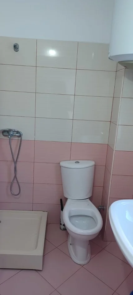 Tirane, jepet me qera apartament 2+1+Ballkon Kati 4, 95 m² 400 € (rruga Muhamet Deliu)