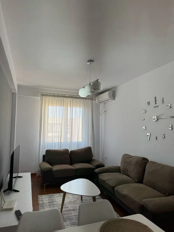 Tirane, jepet me qera apartament 2+1+Ballkon Kati 8, 87 m² 600 € (Rruga Ndre Mjeda)