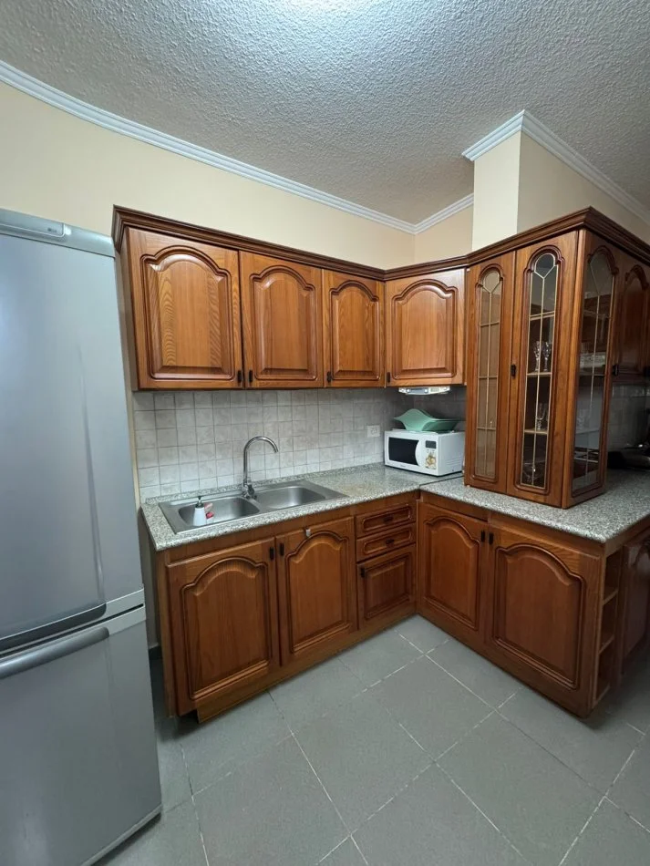 Tirane, jepet me qera apartament 2+1+Ballkon Kati 3, 100 m² 650 € (Rruga e Kosovareve)