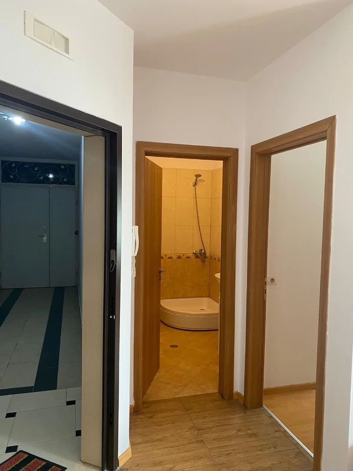 Tirane, jepet me qera apartament 1+1 Kati 6, 65 m² 500 € (Xhamllik ,Rruga Xhanfize Keko)