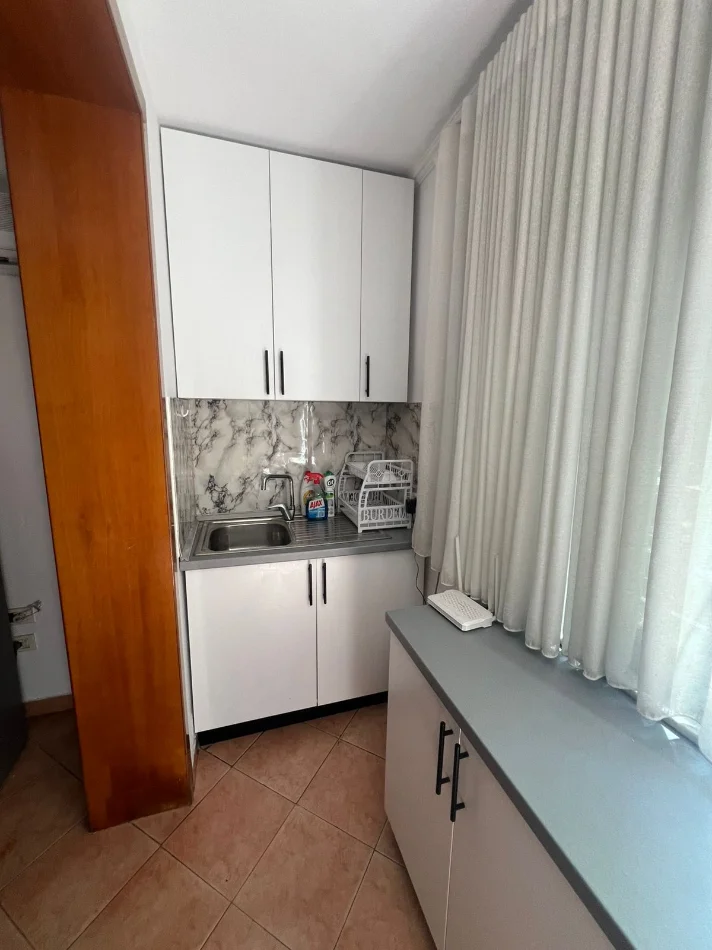 Tirane, jepet me qera apartament 2+1 Kati 4, 67 m² 600 € (Rruga Ferit Xhajko)
