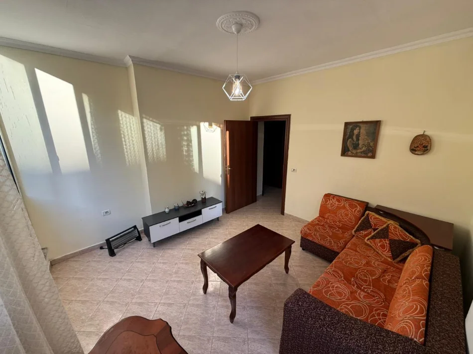 Durres, jepet me qera apartament 1+1 Kati 4, 75 m² 300 € (Rruga Pavaresia, Rrota Kuqe)