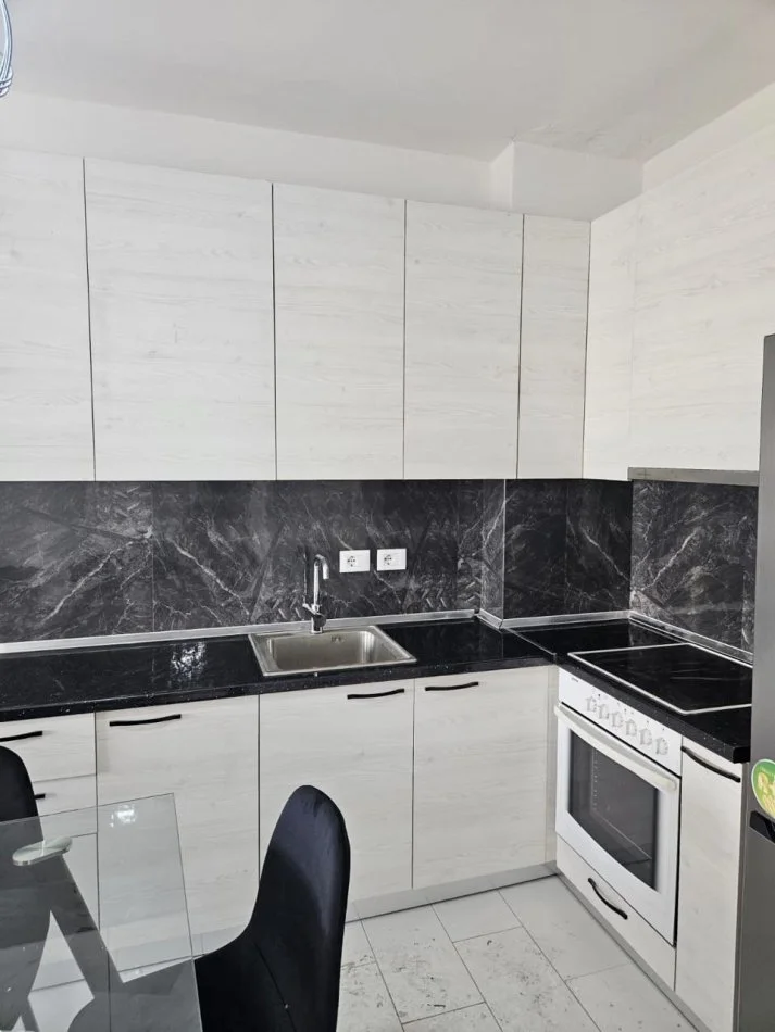 Tirane, jepet me qera apartament 1+1+Ballkon Kati 10, 70 m² 500 € (Kompleksi Golden Park)