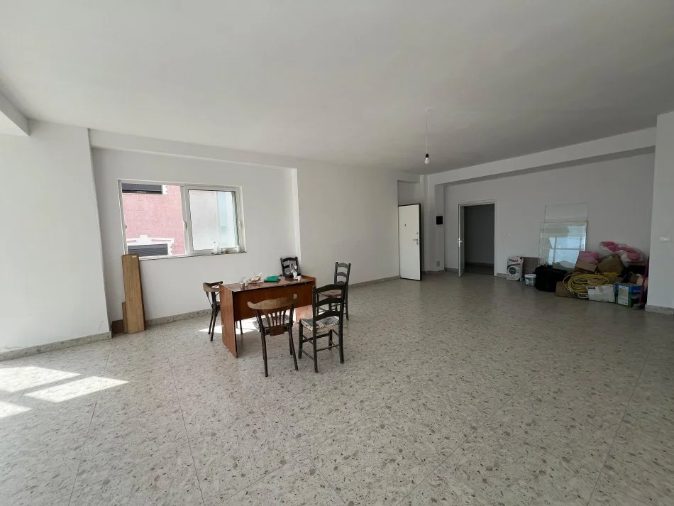 Tirane, jepet me qera zyre Kati 1, 83 m² 850 € (rruga e dibres)