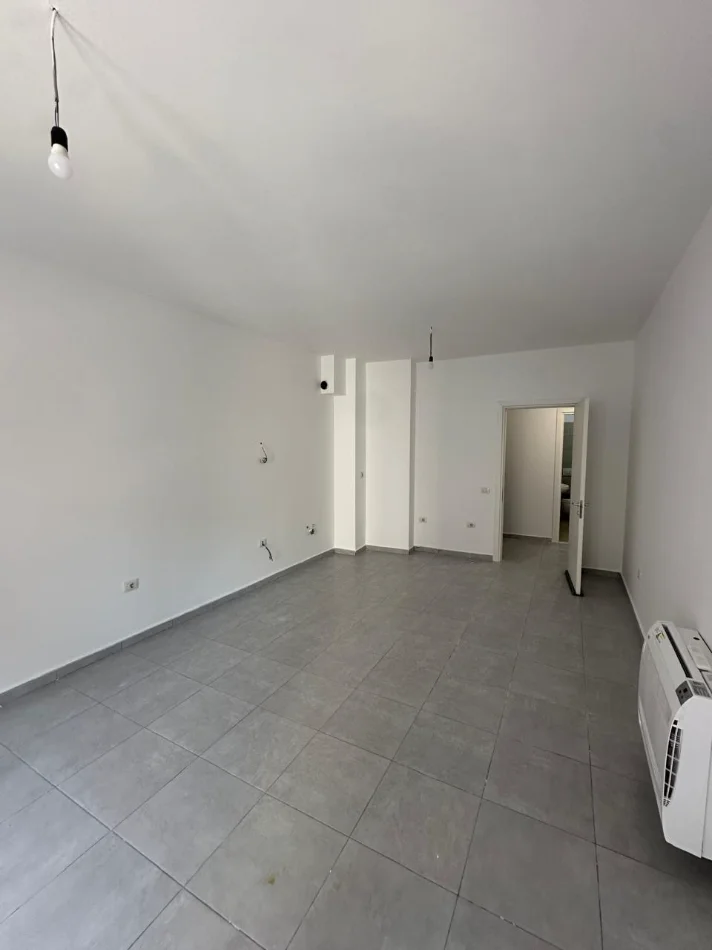 Tirane, jepet me qera apartament 2+1 Kati 1, 96 m² 600 € (Rruga Barrikadave)