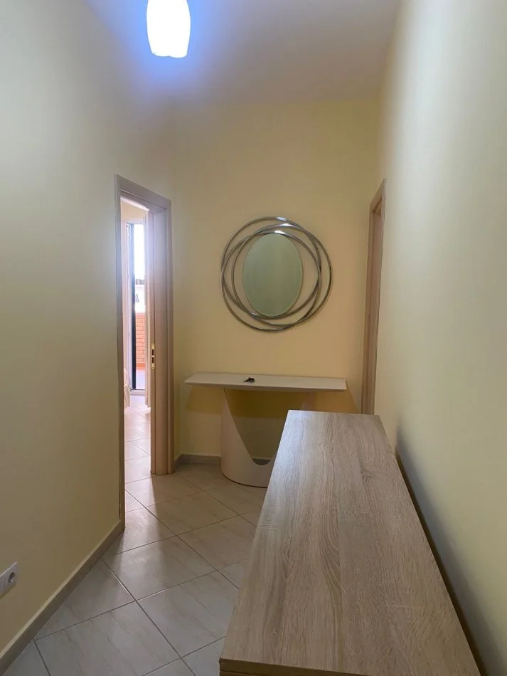 Tirane, jepet me qera apartament 2+1+2 Tualete+Ballkon , 600 € (Liqeni Thate)