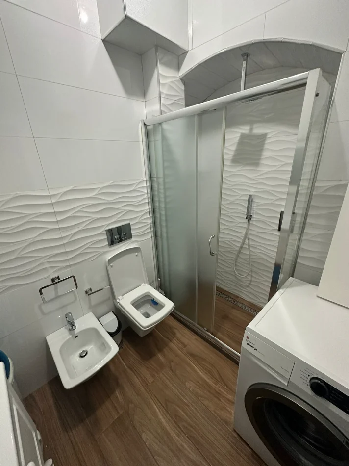 Tirane, jepet me qera apartament 2+1+Ballkon Kati 2, 74 m² 700 € (Shallvaret)