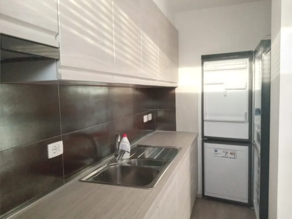 Tirane, jepet me qera apartament 2+1+Ballkon Kati 8, 97 m² 600 € (rruga Artan Lenja)