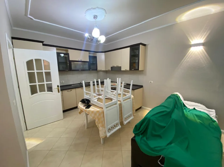 Durres, jepet me qera apartament 1+1+Ballkon Kati 8, 400 € 