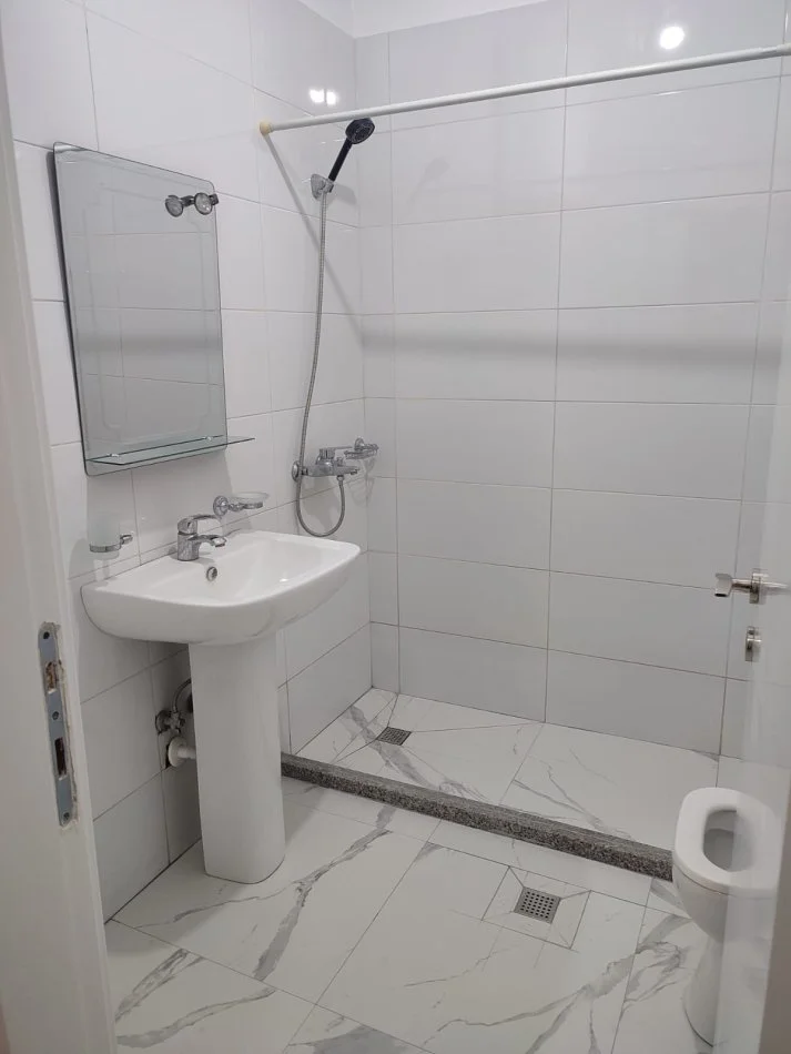 Tirane, jepet me qera apartament 1+1+Ballkon Kati 2, 78 m² 300 € (Dritan Hoxha)
