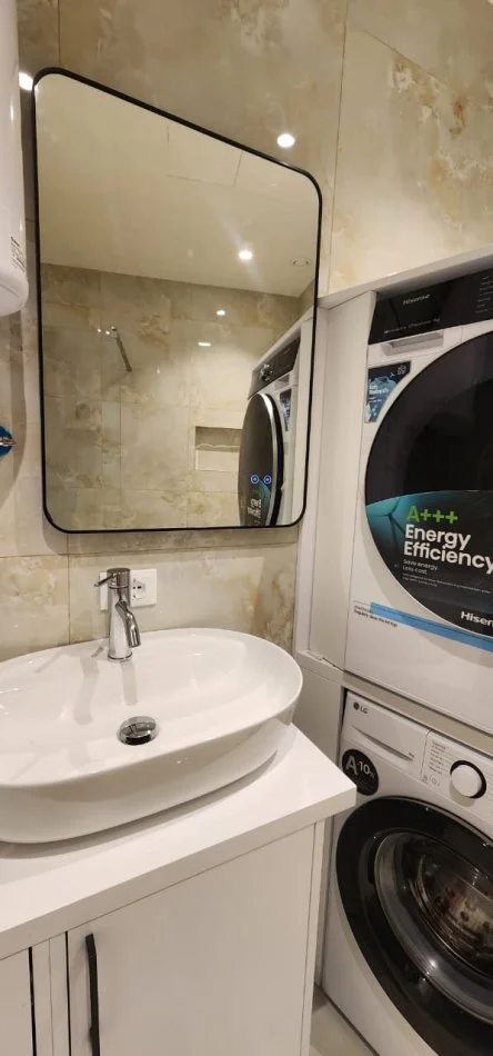 Tirane, jepet me qera apartament 2+1+Ballkon Kati 11, 2.300 € (tek Rezidenca Lake View)