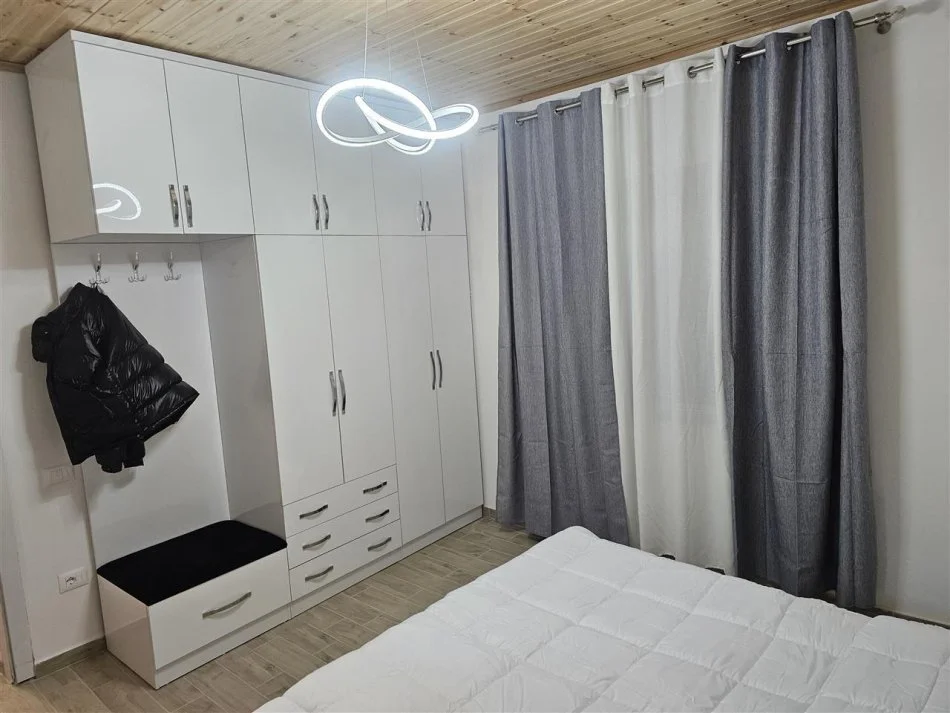 Tirane, jepet me qera shtepi 1+1+Ballkon Kati 1, 60 m² 450 € (rruga Pandi Dardha)