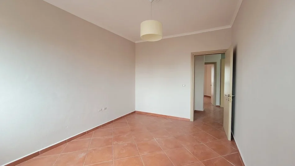 Tirane, jap me qera apartament 3+1 Kati 4, 100 m² 500 € (Mihal grameno)
