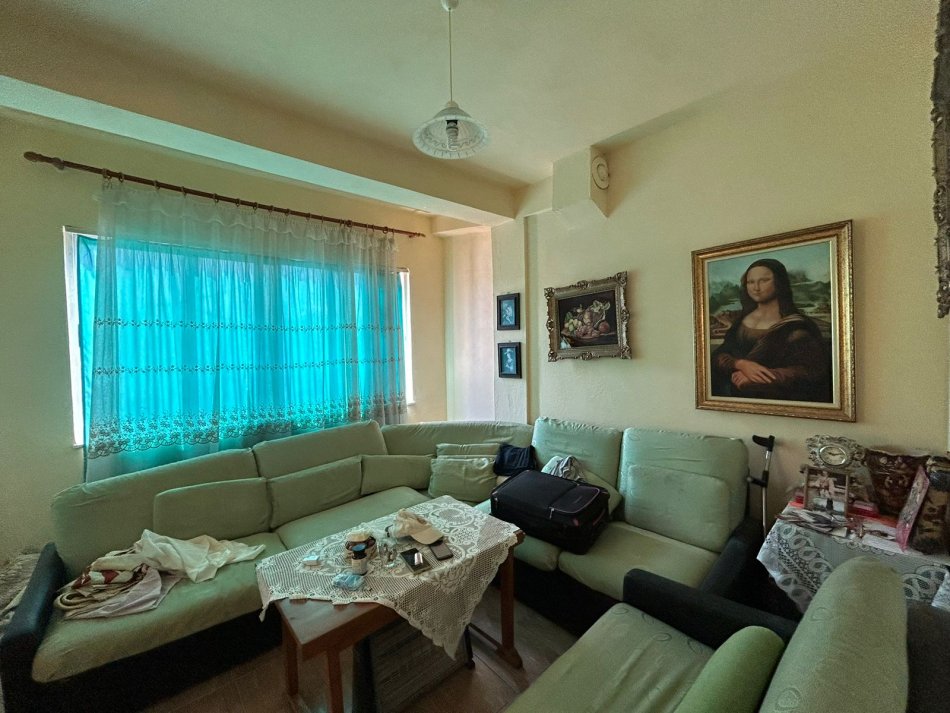 Tirane, jepet me qera 2+1 Kati 2, 80 m² 450 € (besim zyna)