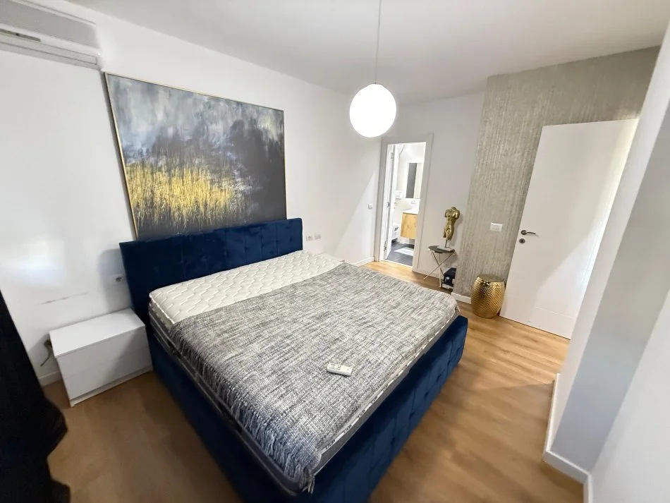 Tirane, jepet me qera apartament 2+1 Kati 10, 115 m² 1.000 € (Prane universitetit Juridik)