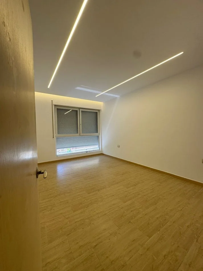 Tirane, jepet me qera zyre Kati 1, 60 m² 700 € (Rruga Myslym Shyri)