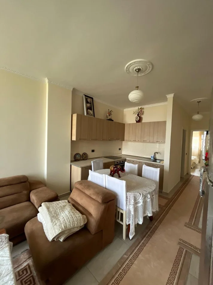 Tirane, jepet me qera apartament 2+1 Kati 4, 80 m² 500 € (Bar Enzo Kopshti Botanik)