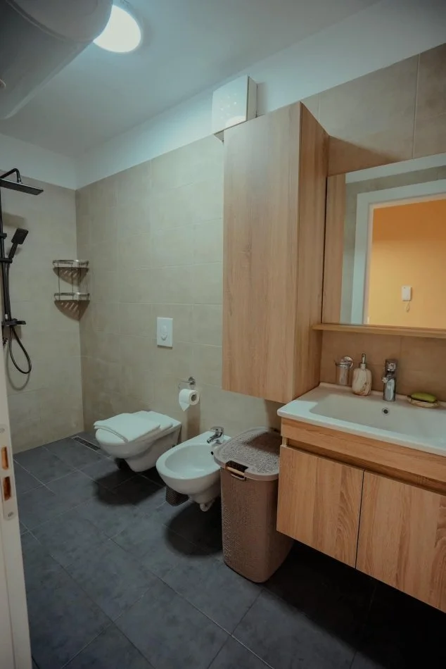 Tirane, jepet me qera apartament 1+1 Kati 5, 75 m² 600 € (rruga ana komnena)