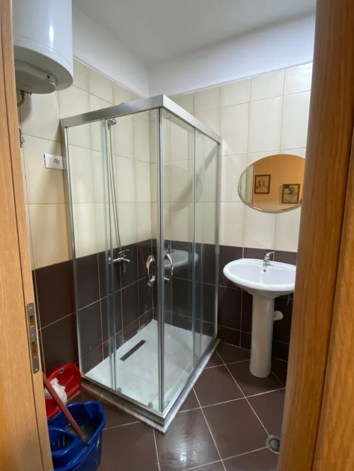 Tirane, jepet me qera apartament 2+1+Ballkon Kati 4, 110 m² 500 € (Pallatet Derveni)