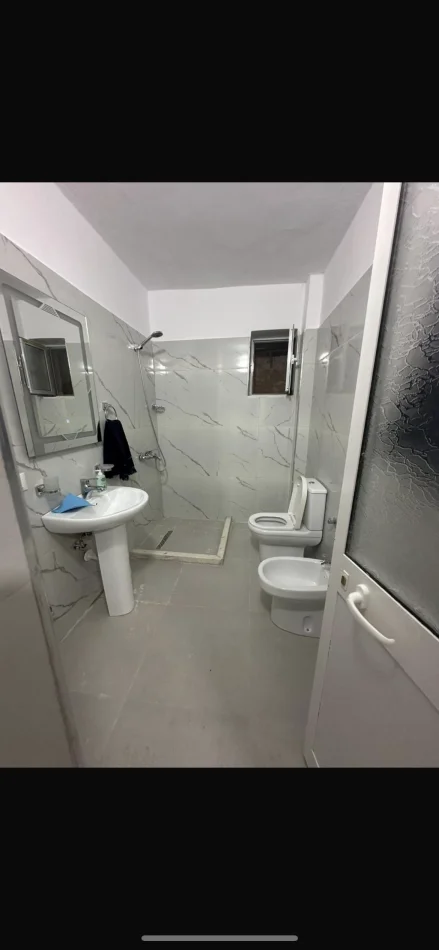 Ambient biznesi per Qira tek Rr. Kongresi i Manastirit.