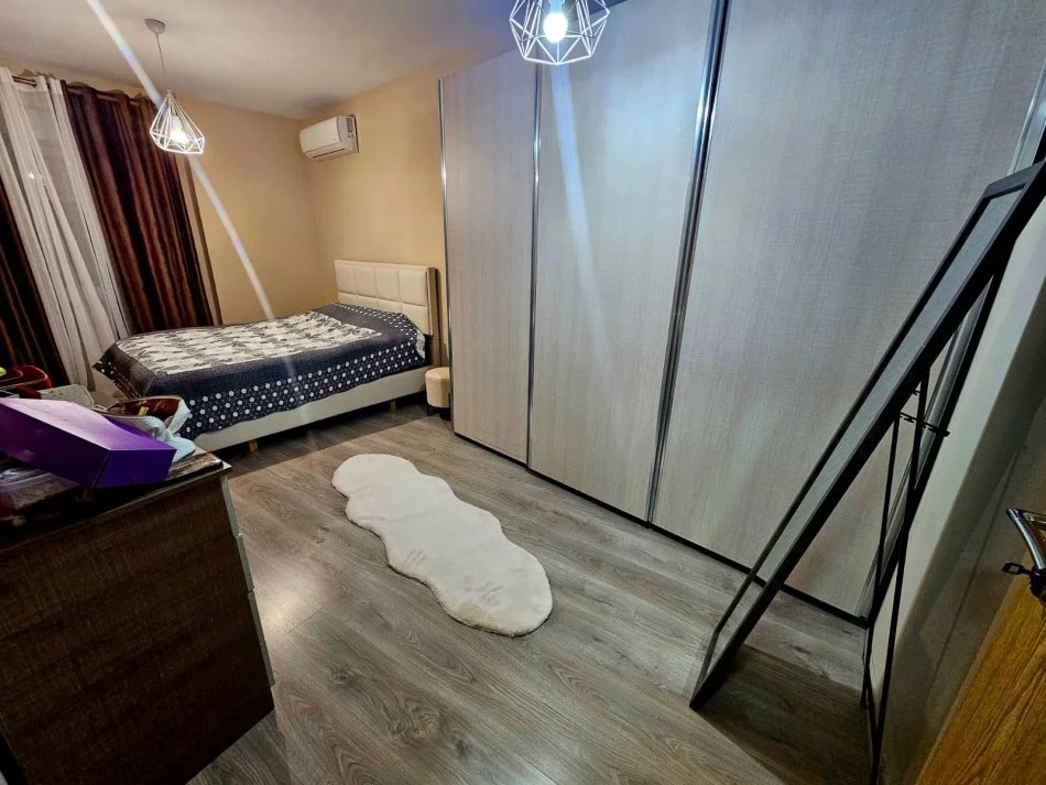 Tirane, jepet me qera apartament 1+1+Ballkon Kati 8, 65 m² 600 € (Kompleksi Kontakt, 21 Dhjetori)