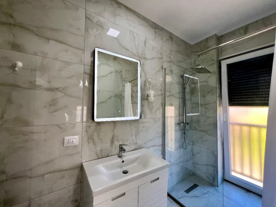Shqiperi, jepet me qera apartament 2+1+Ballkon Kati 2, 120 m² 1.000 € (Rruga Tefta Tashko Koco)