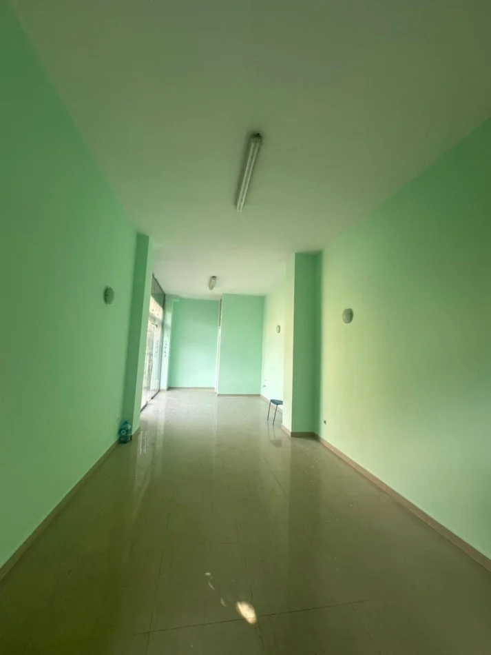 Tirane, jepet me qera zyre Kati 0, 50 m² 450 € (RRUGA BARRIKADAVE)