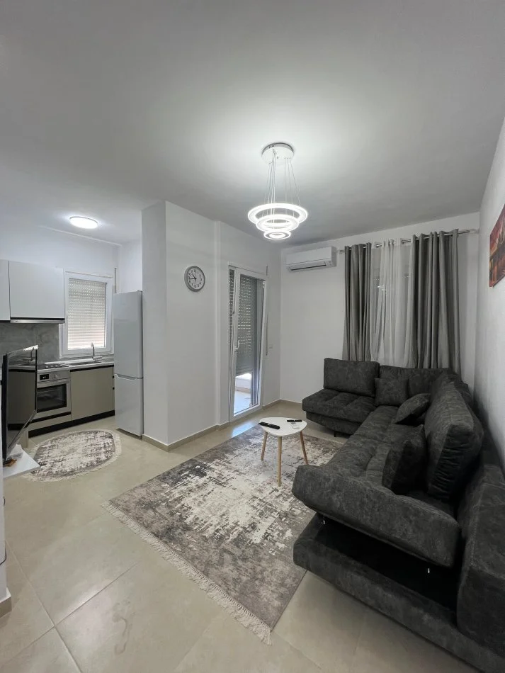 Tirane, jepet me qera apartament 1+1 Kati 4, 70 m² 500 € (Rruga 5 maj)