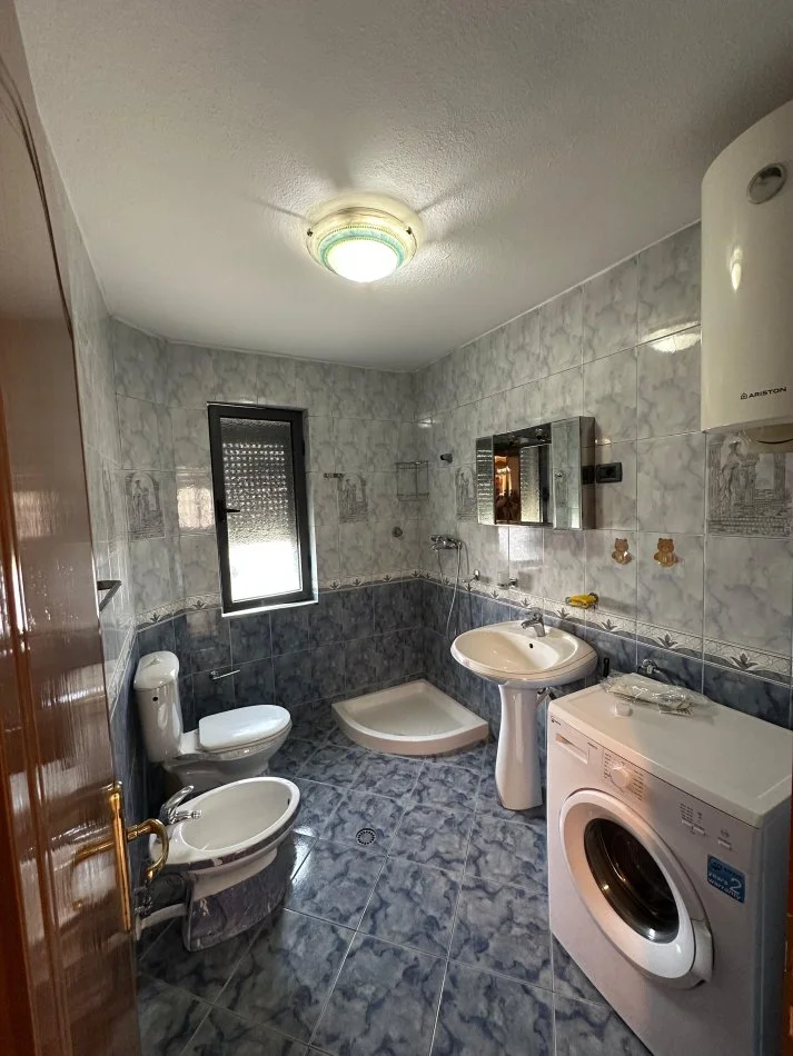 Tirane, jepet me qera apartament 2+1+Ballkon Kati 5, 90 m² 500 € (Rr. Ferit Xhajko)