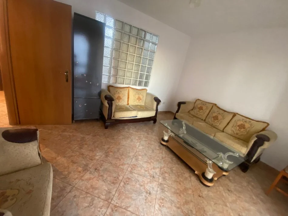 Tirane, jepet me qera apartament 2+1+Ballkon Kati 4, 400 m² 400 € (rruga 5 Maj)