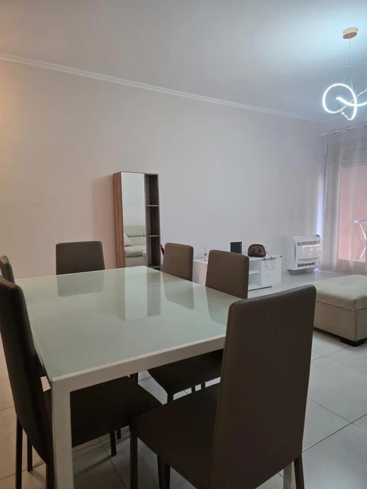 Tirane, jepet me qera apartament 1+1+Ballkon Kati 2, 75 m² 700 € (kompleksi delijorgji)