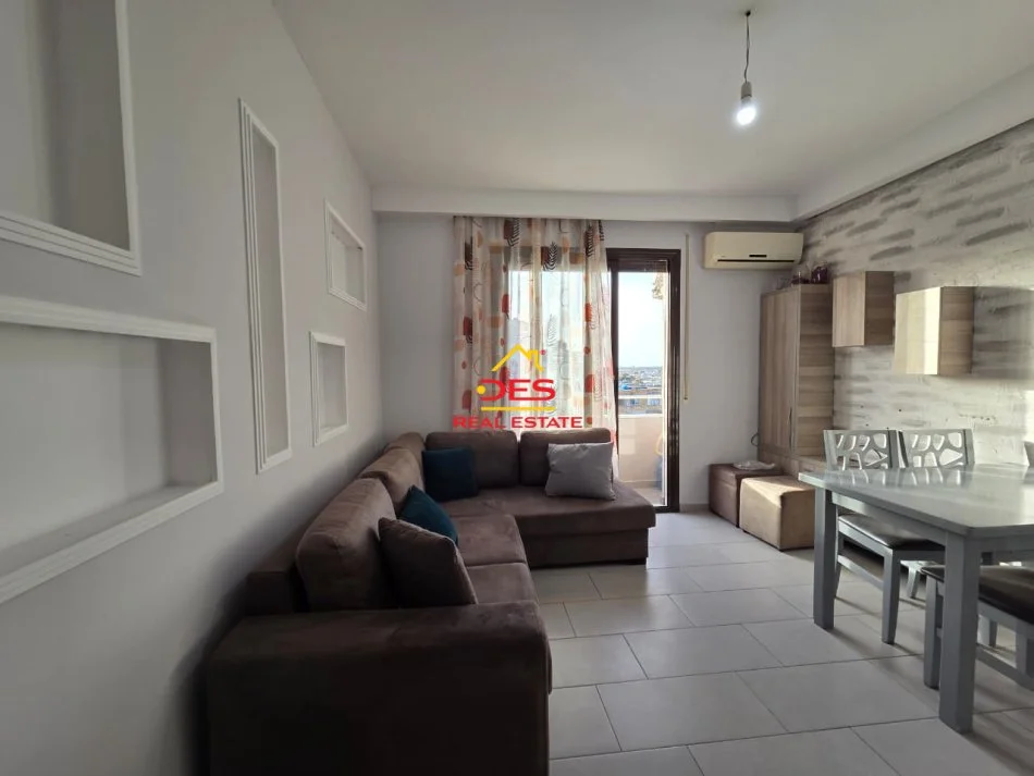 Vlore, jepet me qera apartament 2+1+Ballkon Kati 6, 95 m² 350 € (Rruga Demokracia)