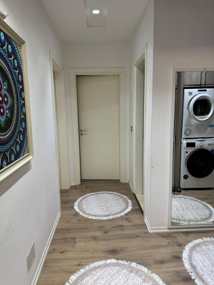 Tirane, jepet me qera apartament 2+1+Ballkon Kati 7, 94 m² 800 € (Rruga don bosco. Shtepi plus garazhd)