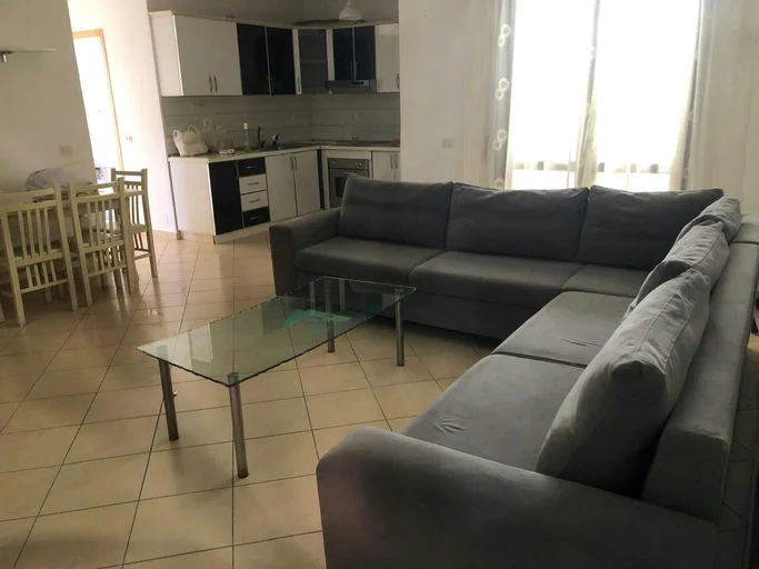 Tirane, jepet me qera apartament 1+1+Ballkon Kati 3, 50 m² 500 € (Rruga "Peti")