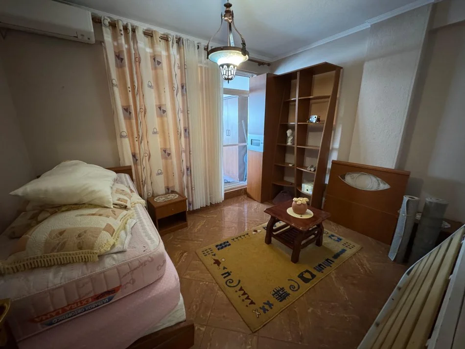 Tirane, jepet me qera apartament 2+1+Ballkon Kati 4, 140 m² 700 € 