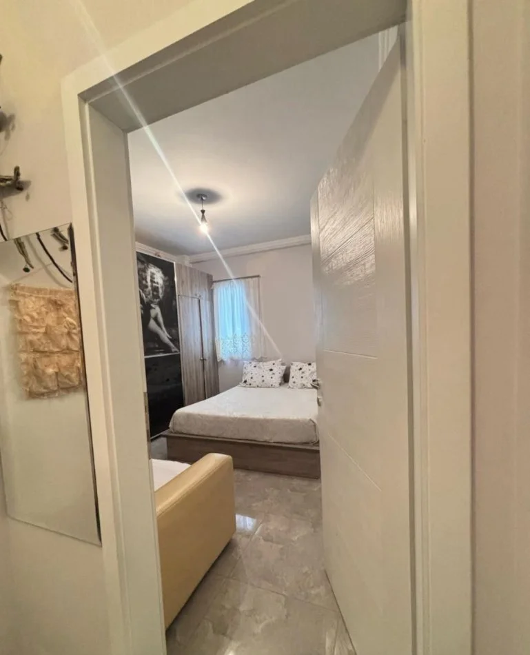 Tirane, jepet me qera apartament 1+1 Kati 2, 75 m² 500 € (Shkolla e Kuqe)