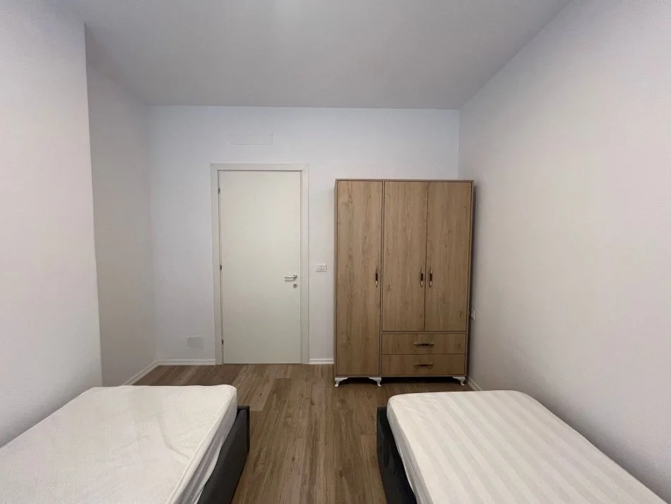 Tirane, jepet me qera 2+1+Ballkon Kati 1, 95 m² 500 € 