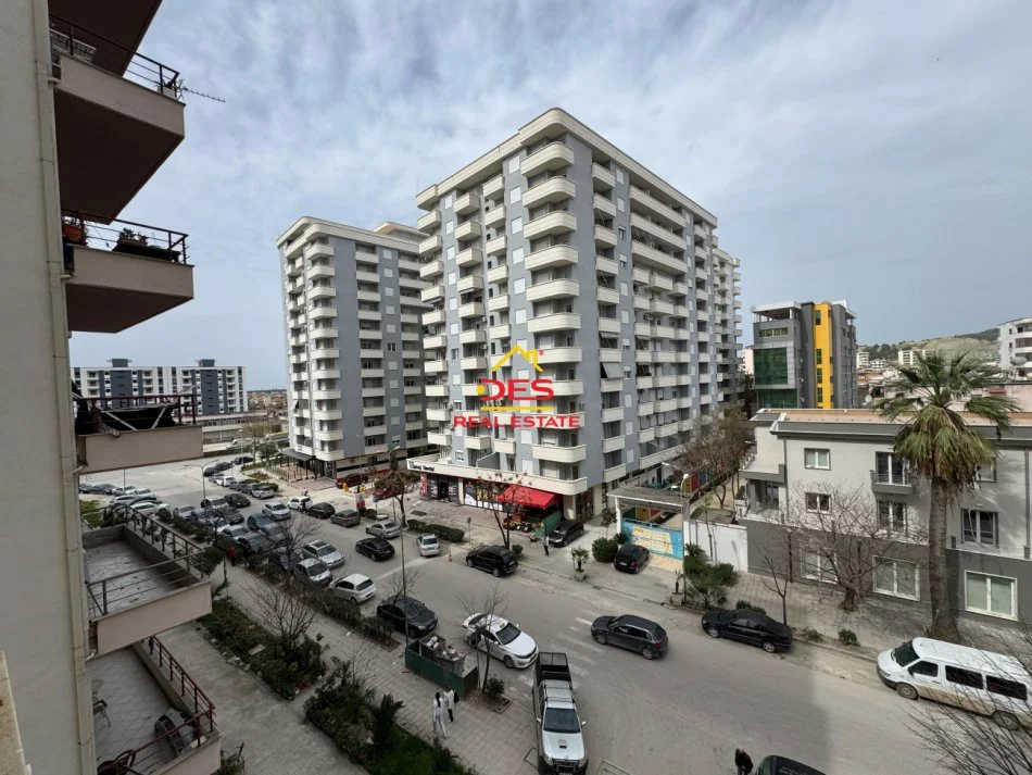 Vlore, jepet me qera apartament 1+1+Ballkon Kati 5, 250 m² 250 € (Rruga 7 Nëntori)