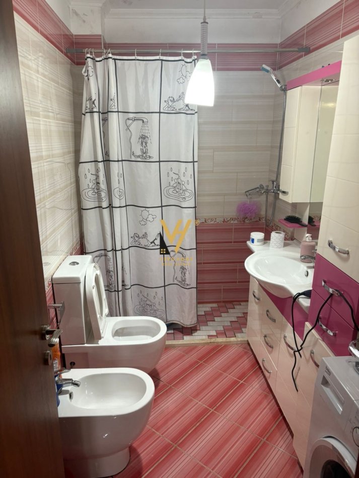 Tirane, jepet me qera apartament 1+1+Ballkon Kati 3, 60 m² 400 € (XHAMLLIK)