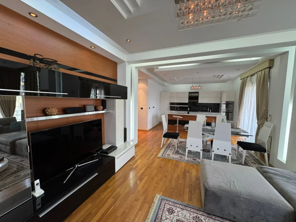 Tirane, jepet me qera apartament 2+1+Ballkon Kati 6, 110 m² 2.000 € (Blloku)