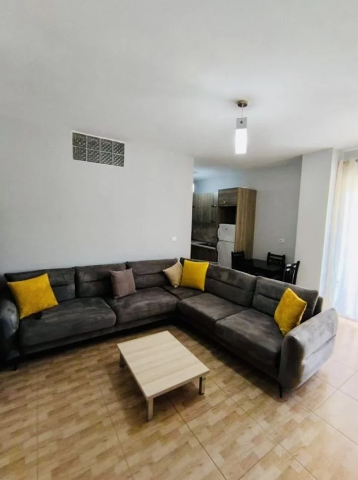 Vlore, jepet me qera apartament 1+1+Ballkon Kati 4, 350 € (Plazhi i Vjeter)