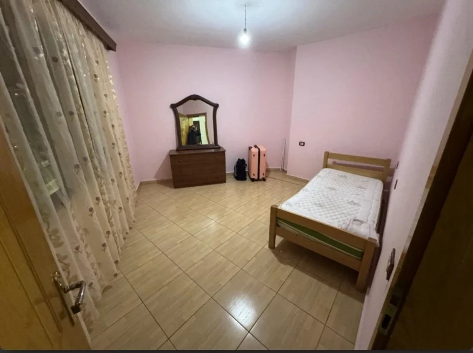 Tirane, jepet me qera apartament 2+1+Ballkon Kati 2, 125 m² 450 € 