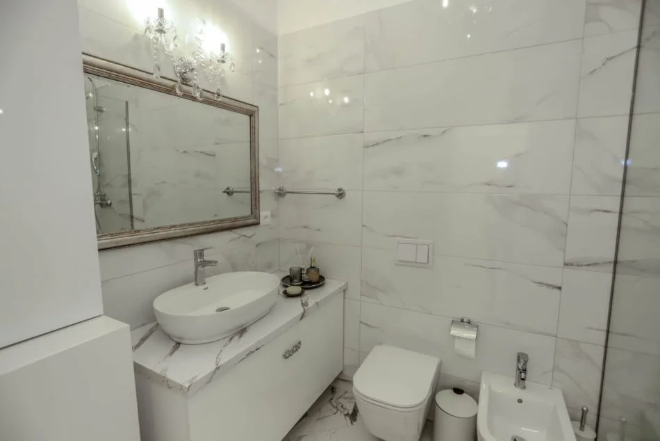 Tirane, jepet me qera apartament 1+1+Ballkon Kati 6, 78 m² 800 € (rruga e Kavajes)