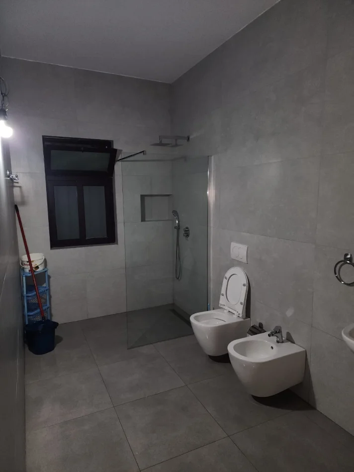Tirane, jepet me qera apartament 1+1 Kati 2, 70 m² 420 € (Konviktet prane Inxhinieris se Ndertimit)