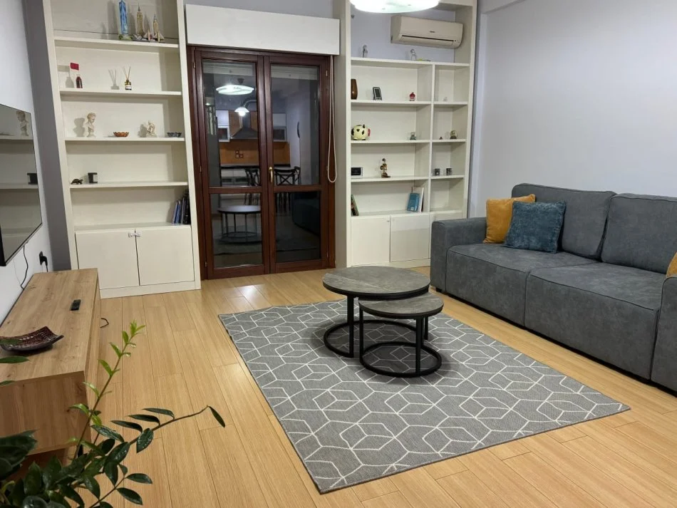 Tirane, jepet me qera apartament 2+1+Ballkon Kati 3, 113 m² 900 € (Komuna e Parisit)