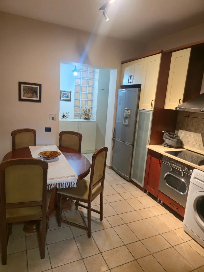 Tirane, jepet me qera apartament 1+1+Aneks Kati 4, 65 m² 450 € (rruga e kavajes , 21 dhjetori)