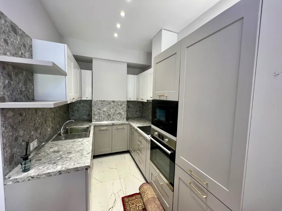 Shqiperi, jepet me qera apartament 2+1+Ballkon Kati 3, 100 m² 900 € (Piaca)