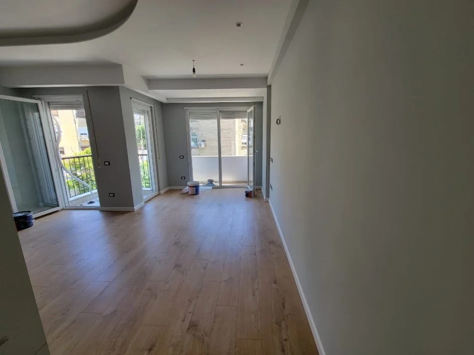 Tirane, jepet me qera apartament 2+1+Ballkon Kati 3, 89 m² 500 € (Brryli)